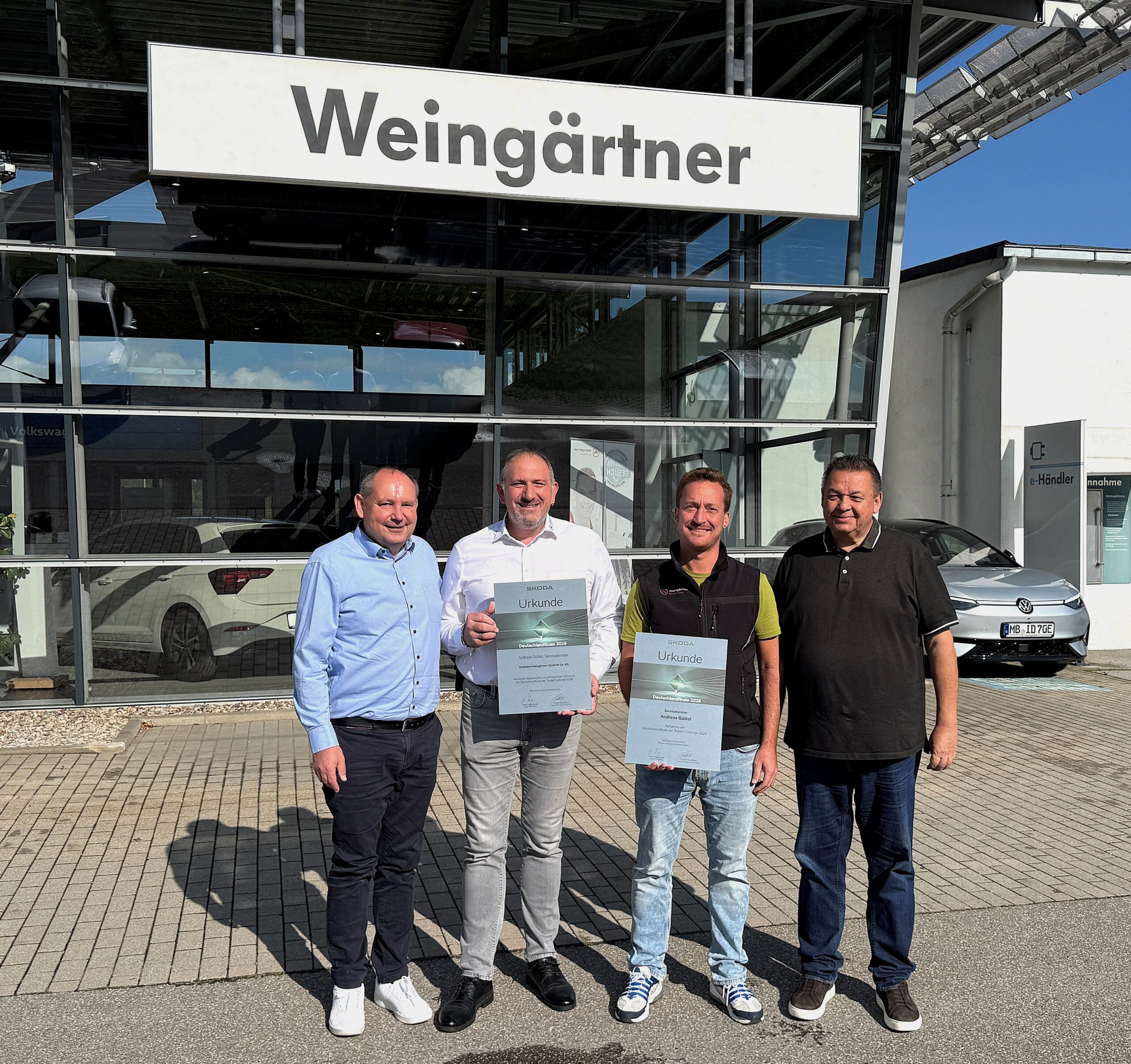 Andreas Göttel mit Kollegen vor dem Autohaus Weingärtner
